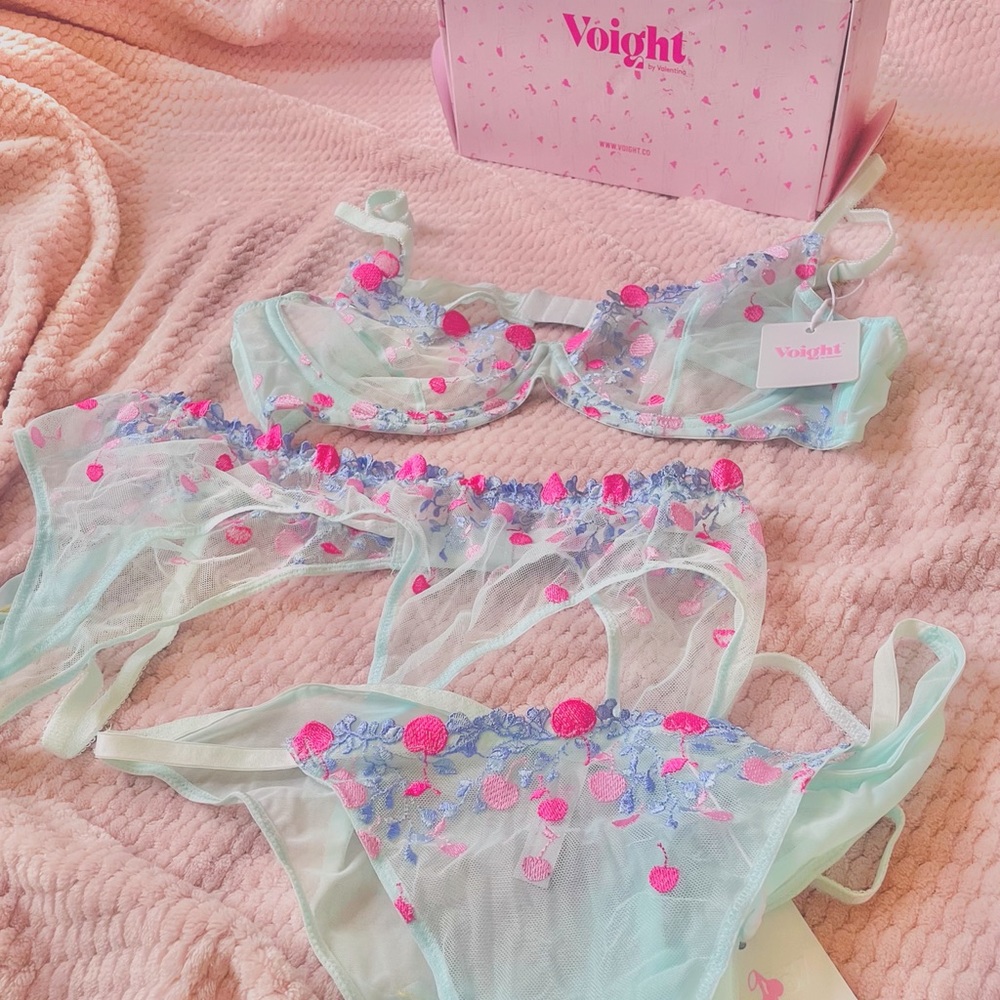 limited edition voight by valentina 3 piece lingerie set 🍎
